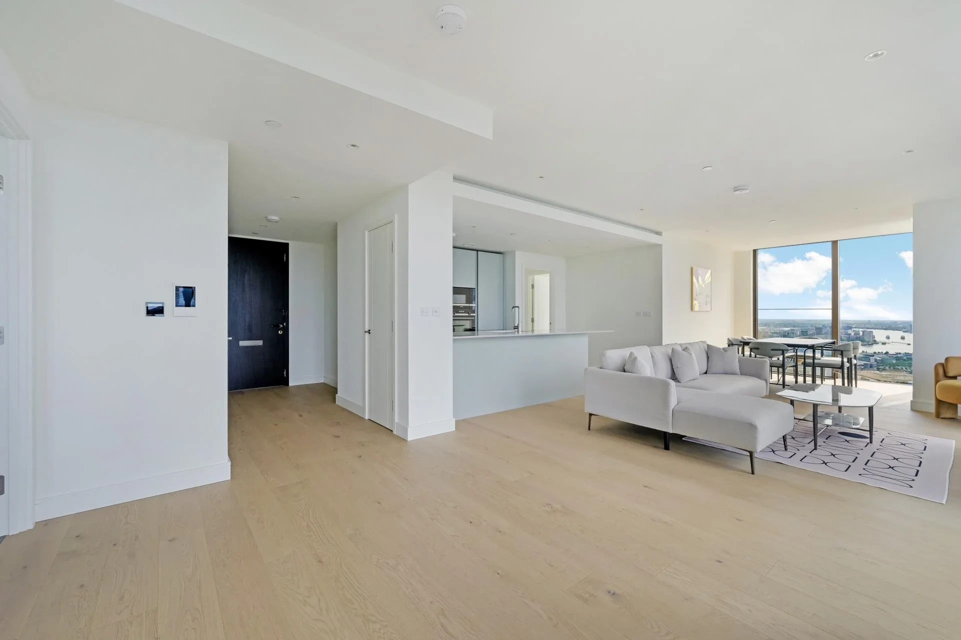Flat South Quay Square in Greater London