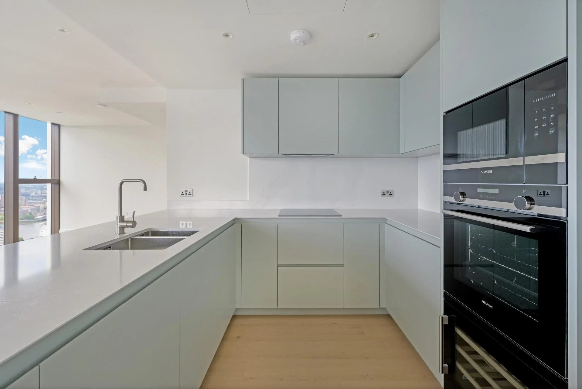 Flat South Quay Square in Greater London