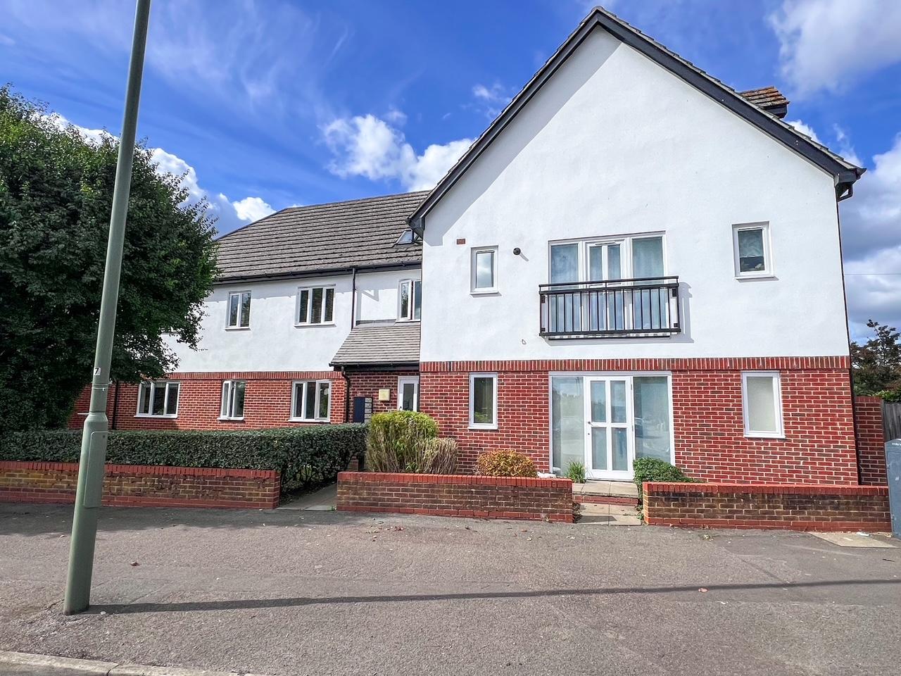Flat Ray Road in Walton on Thames