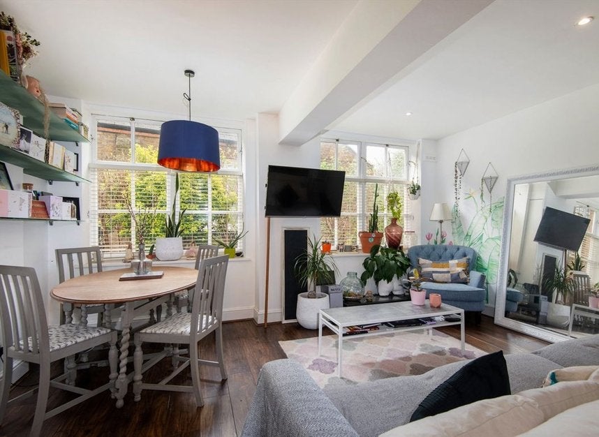 Flat Schoolbell Mews in Greater London