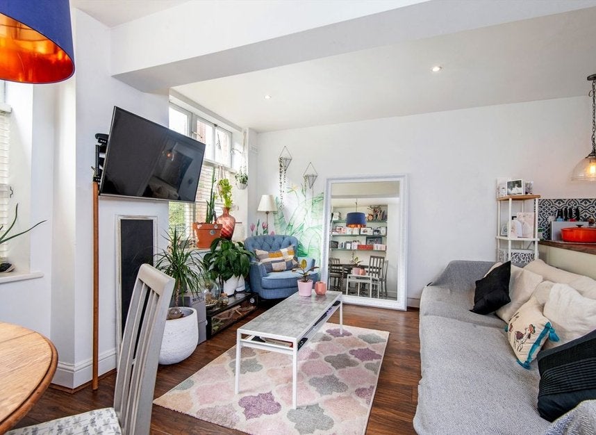 Flat Schoolbell Mews in Greater London