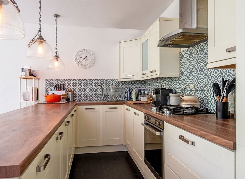 Flat Schoolbell Mews in Greater London