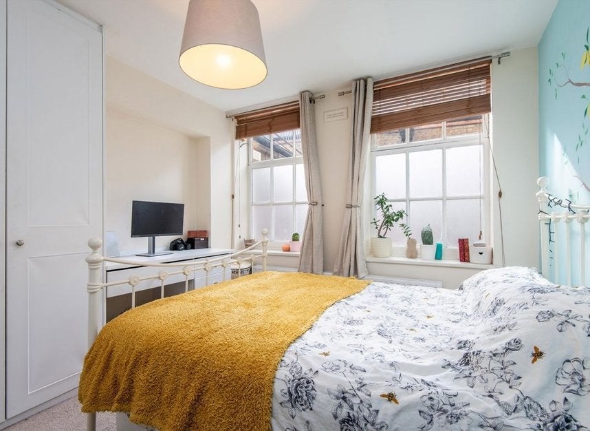 Flat Schoolbell Mews in Greater London