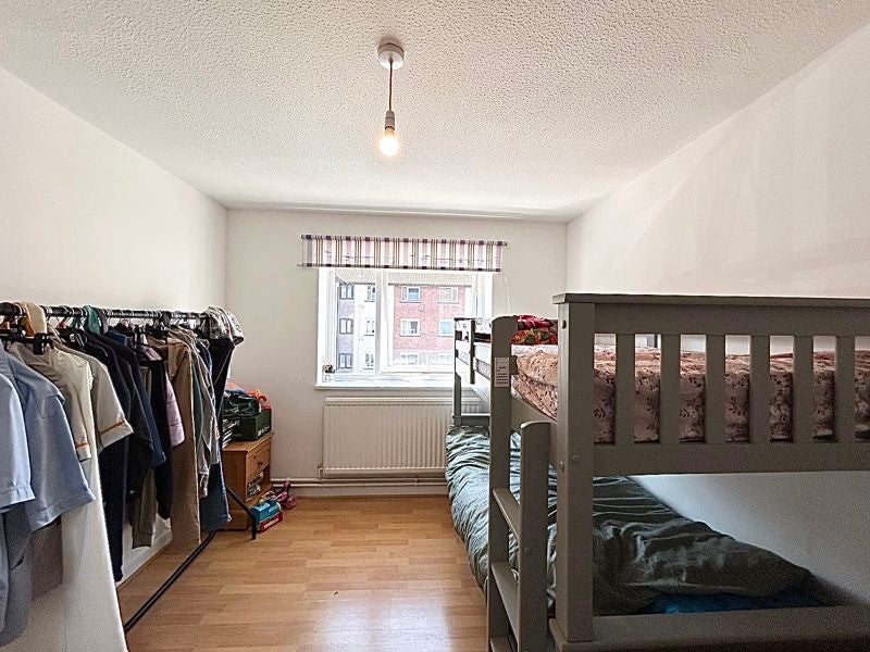 Flat Squires Court in Salford