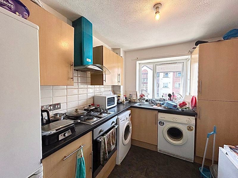 Flat Squires Court in Salford