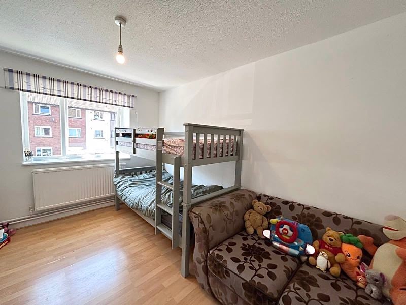 Flat Squires Court in Salford