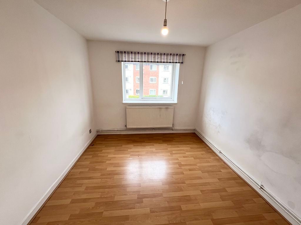 Flat Squires Court in Salford