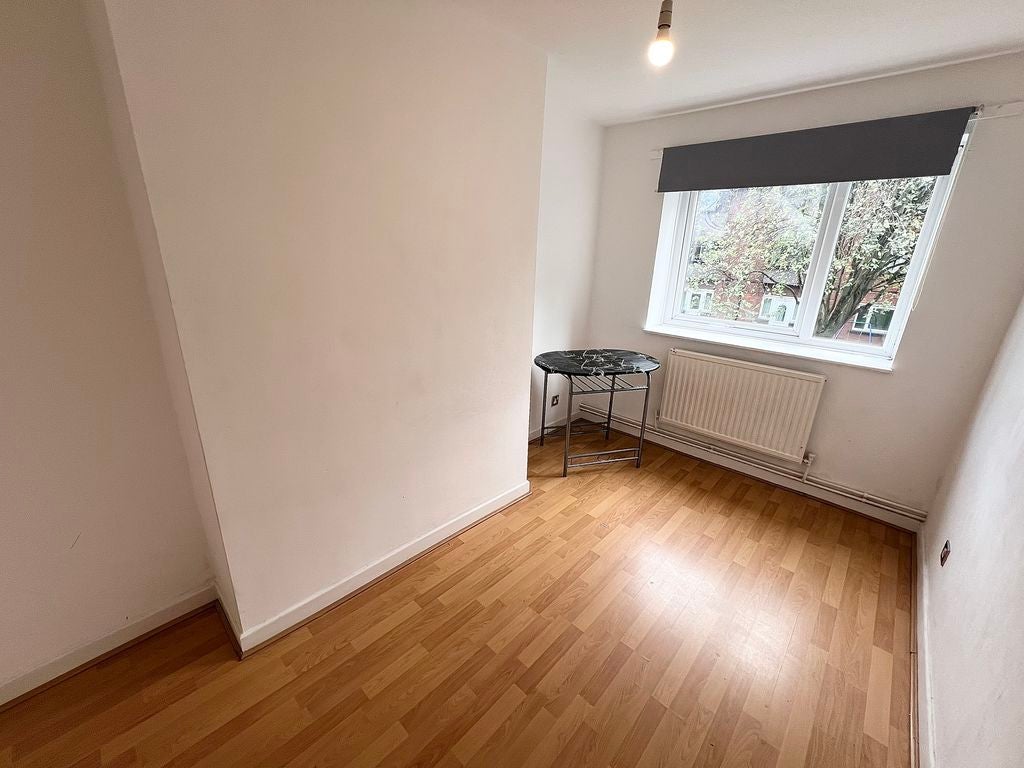 Flat Squires Court in Salford