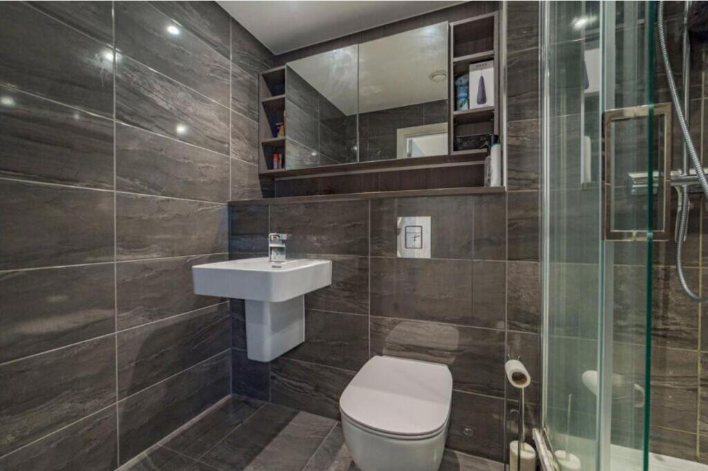 Flat Beverley Road in Greater London