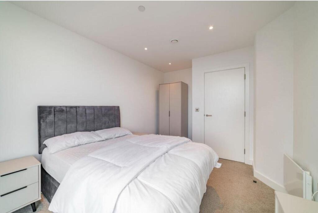 Flat Beverley Road in Greater London