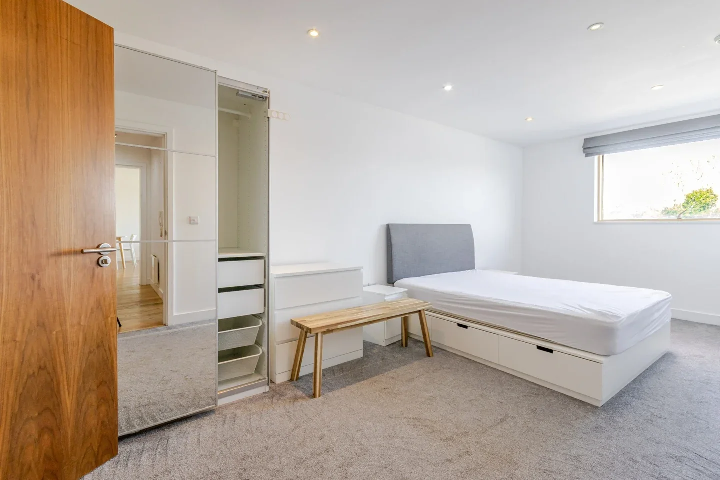 Flat Westholme Gardens in Greater London