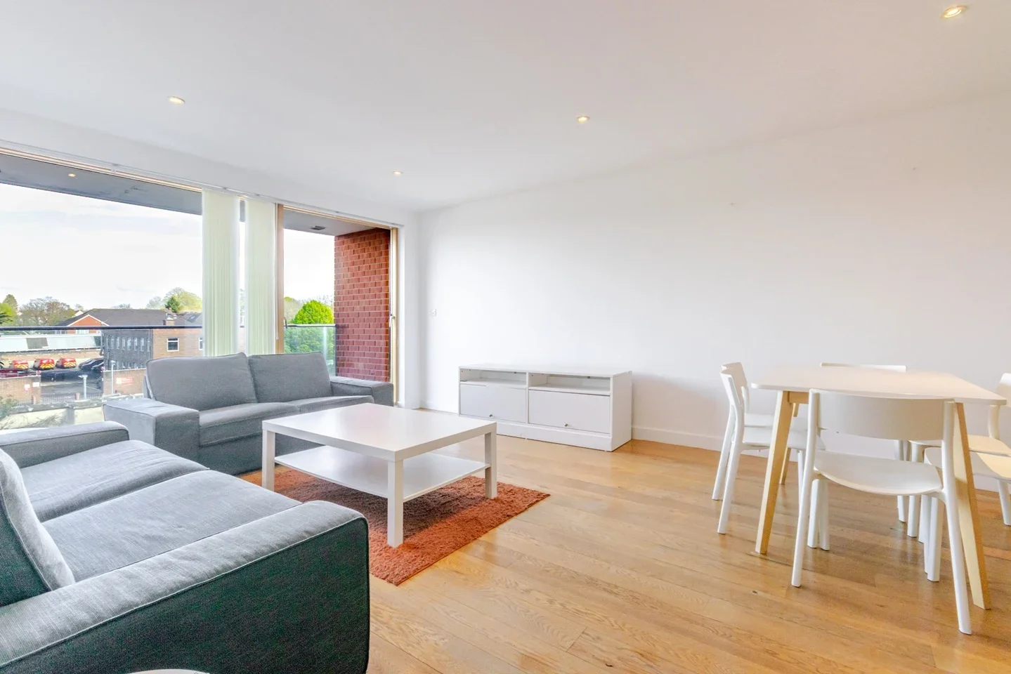 Flat Westholme Gardens in Greater London