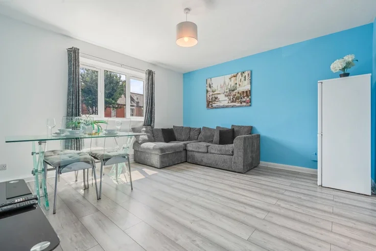 Flat Princess Road in Greater London