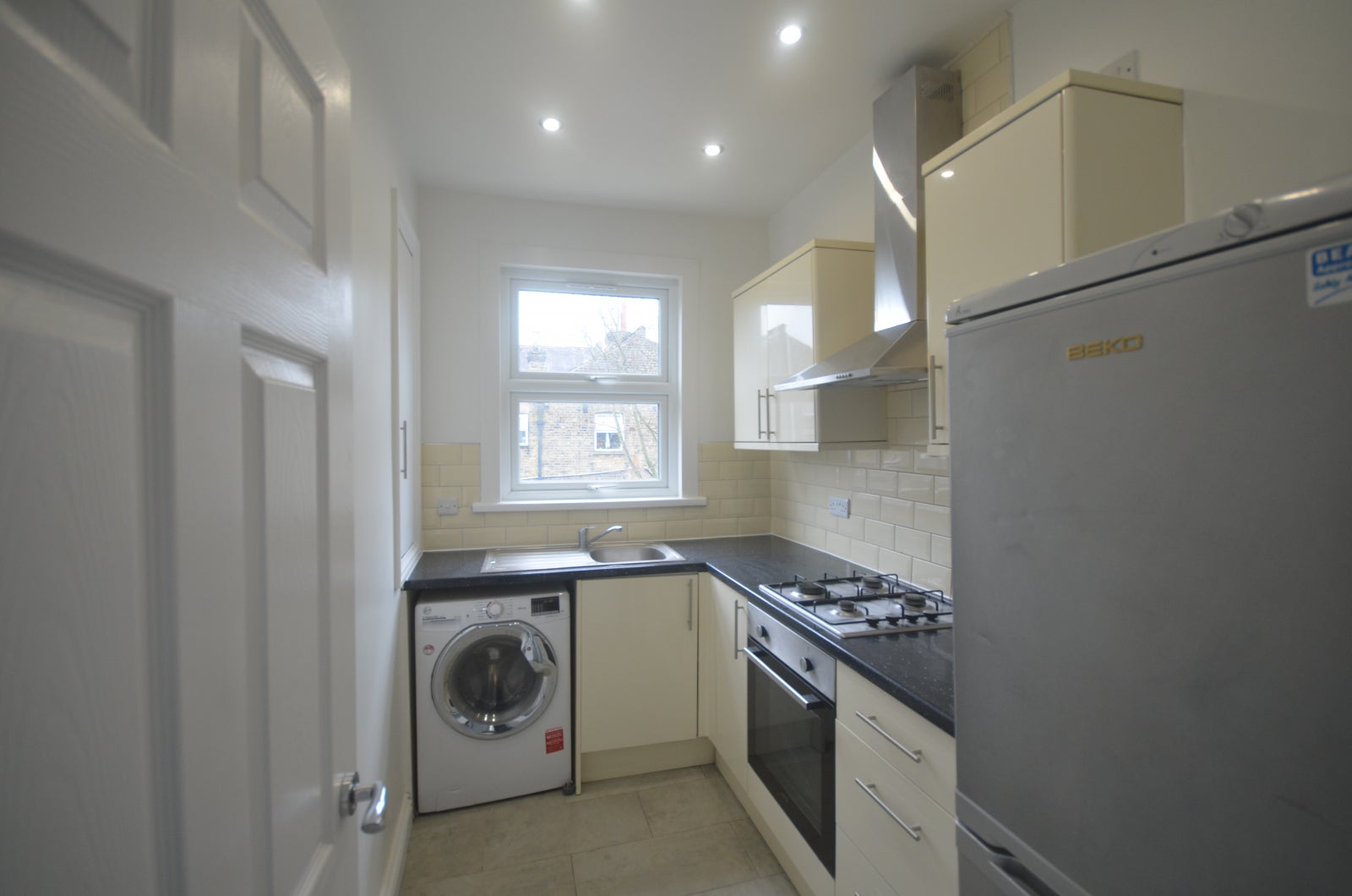 Flat Lawton Road in Greater London