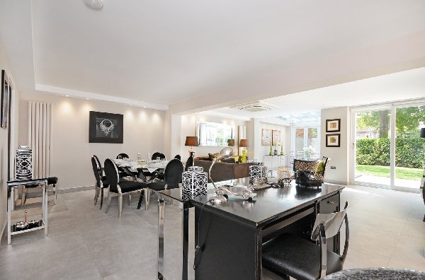 Flat Boydell Court in Greater London