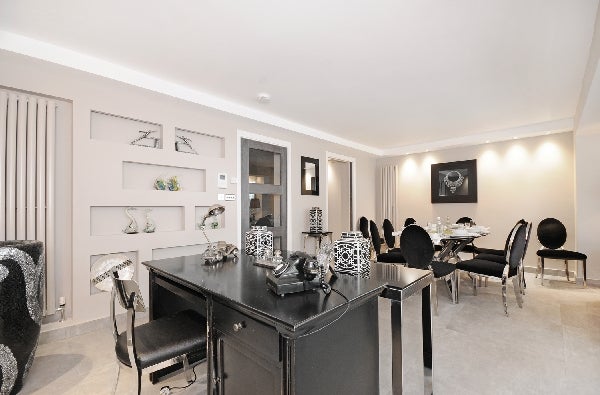 Flat Boydell Court in Greater London