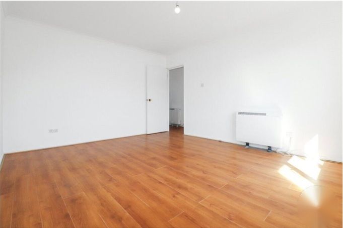 Flat Halifield Drive in Greater London