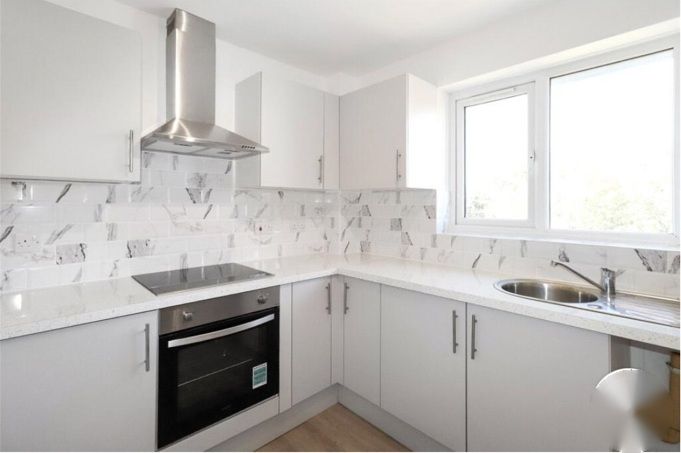 Flat Halifield Drive in Greater London