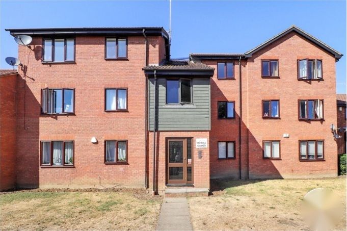 Flat Halifield Drive in Greater London