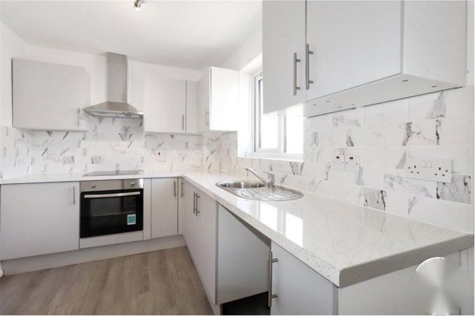 Flat Halifield Drive in Greater London