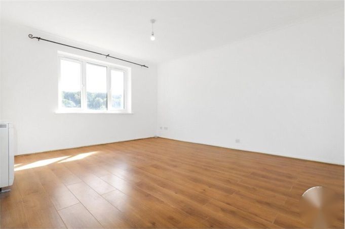 Flat Halifield Drive in Greater London