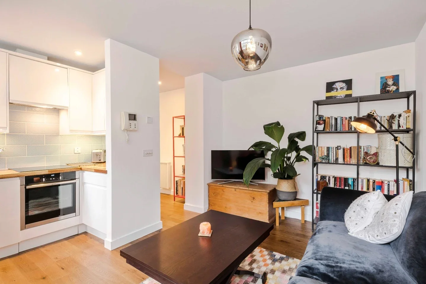 Flat Alscot Road in Greater London
