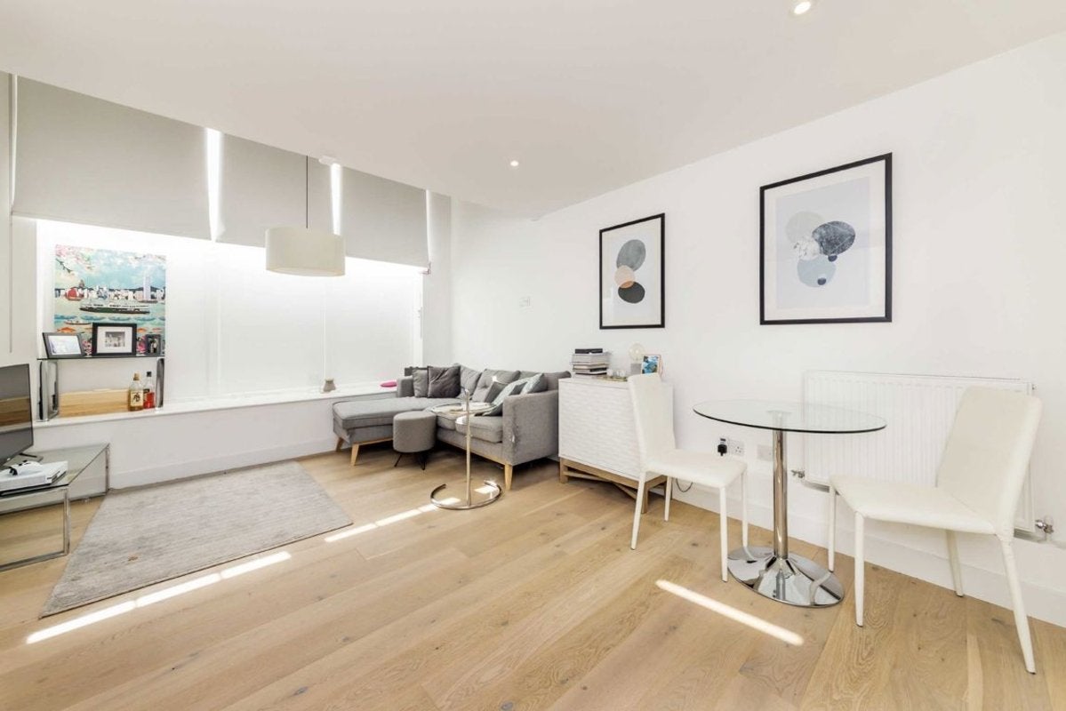 Flat Westferry Circus in Greater London