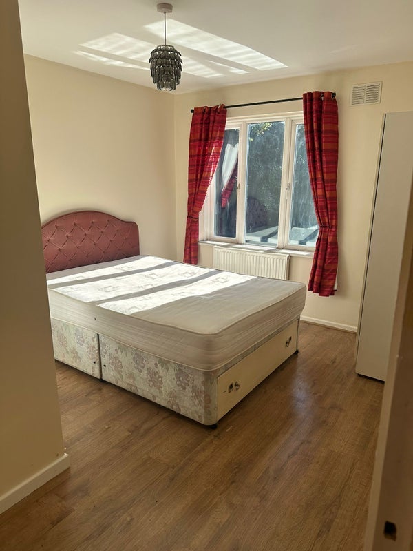 Room Barney Close in Greater London