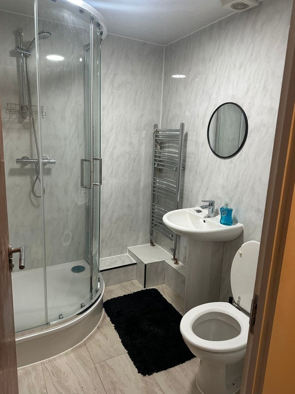 Room Barney Close in Greater London