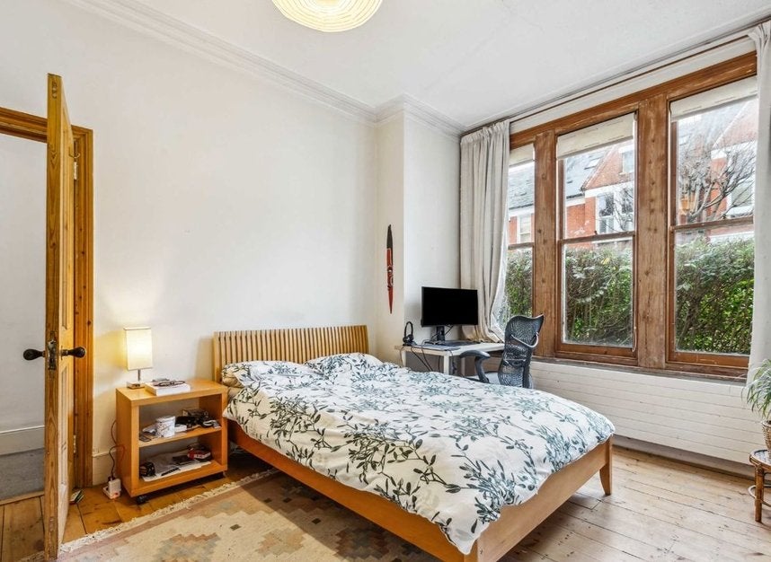 Flat Beira Street in Greater London