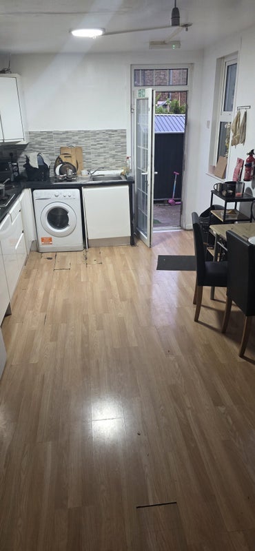 Room Millais Road in Greater London