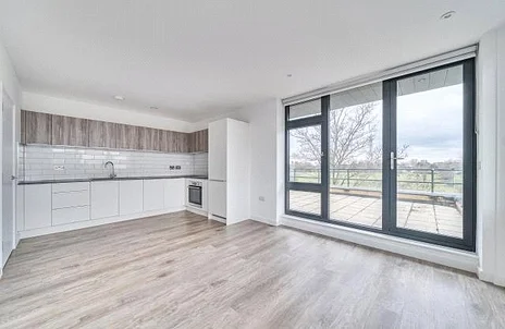 Flat Kingston Road in Staines-Upon-Thames