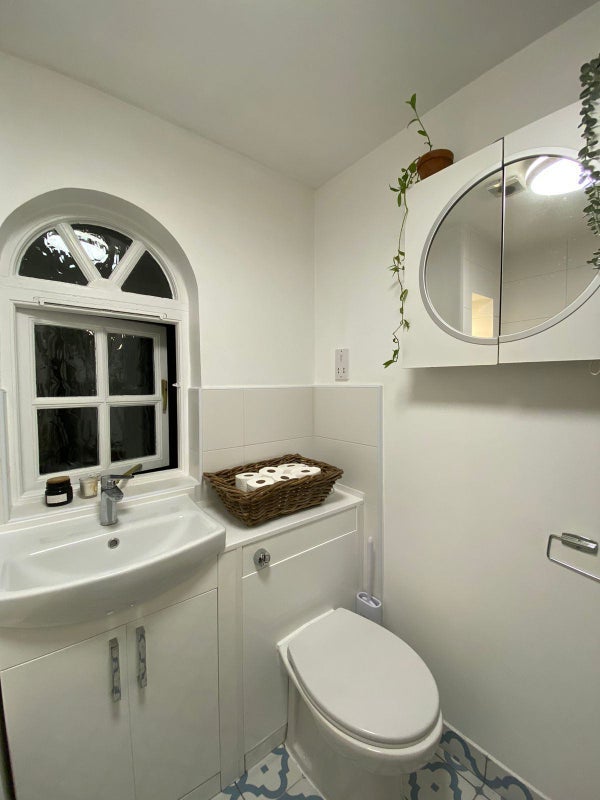 Flat Primrose Square in Greater London