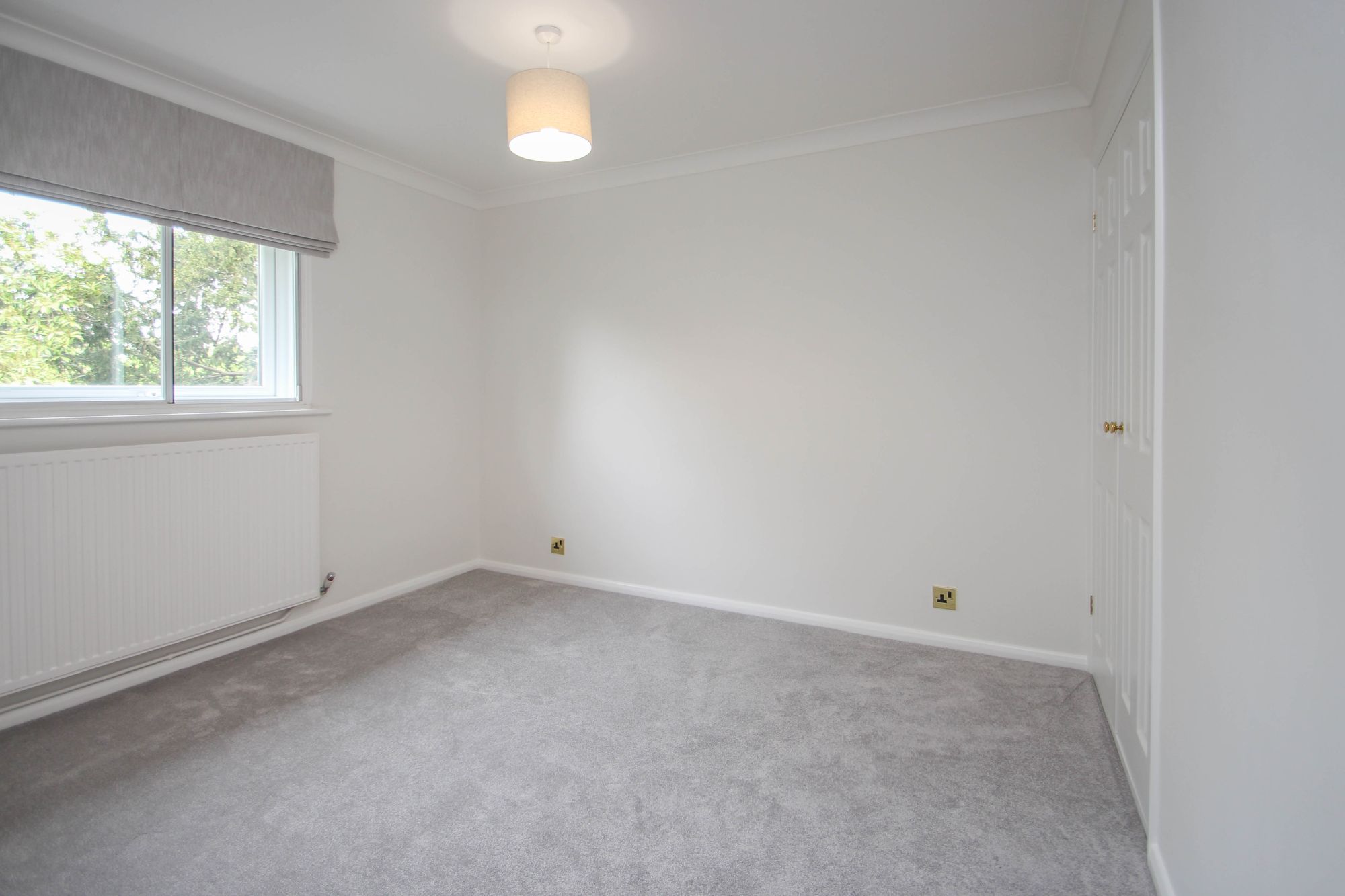 Flat Long Lodge Drive in Walton-on-Thames