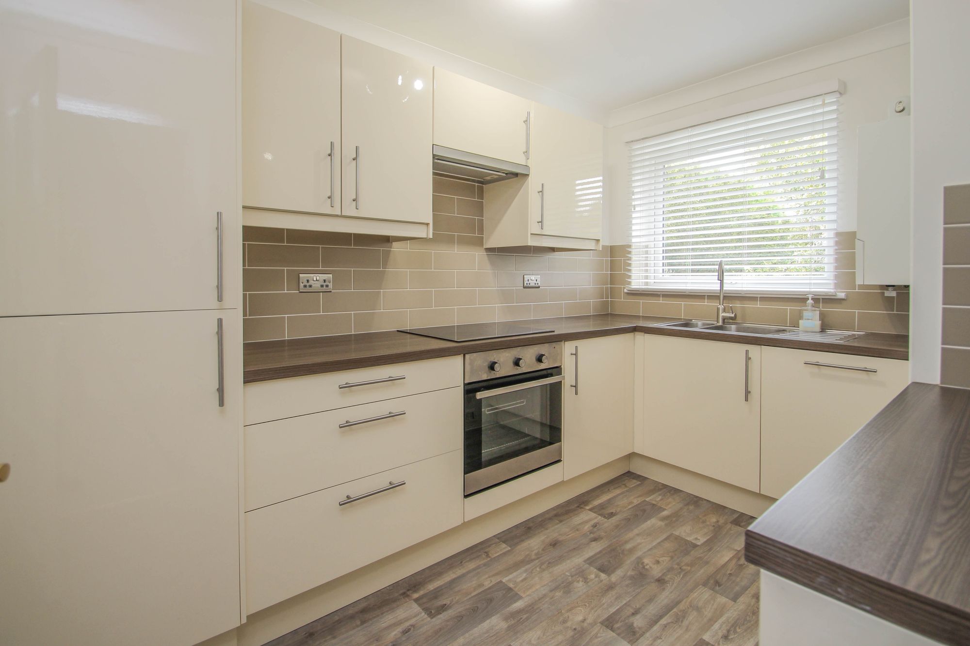Flat Long Lodge Drive in Walton-on-Thames