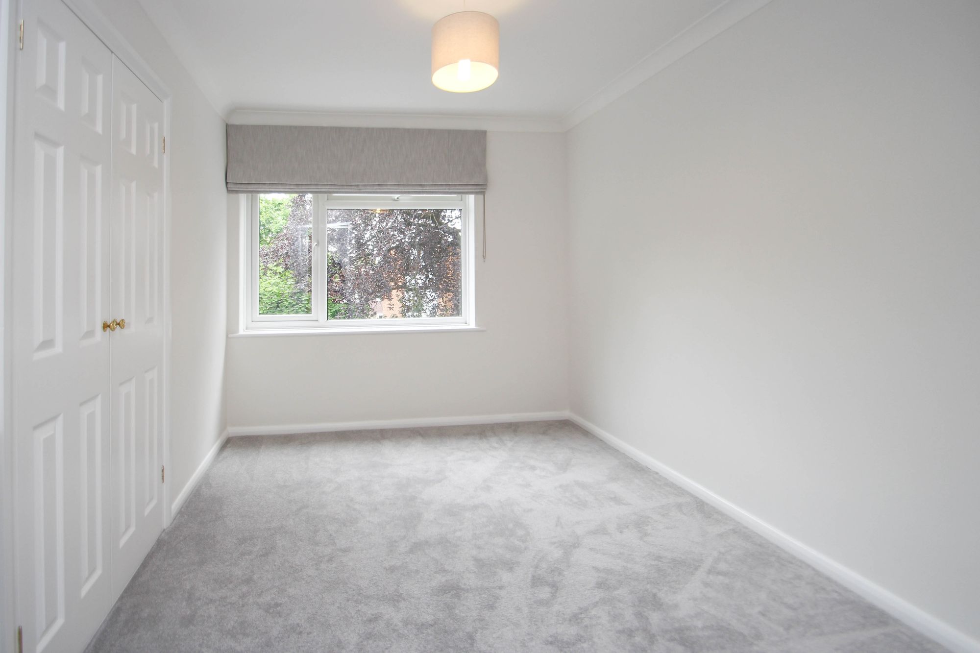 Flat Long Lodge Drive in Walton-on-Thames