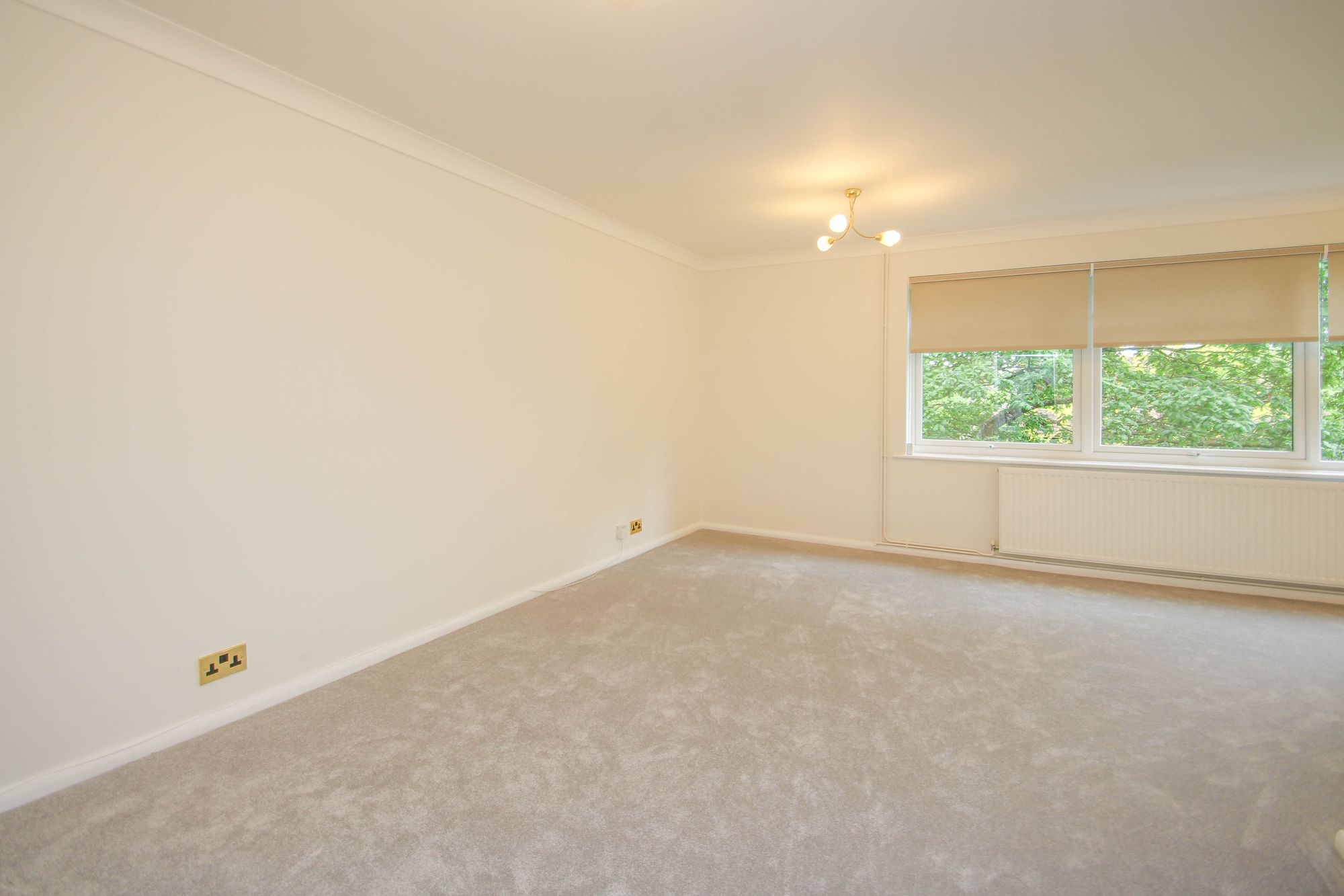 Flat Long Lodge Drive in Walton-on-Thames
