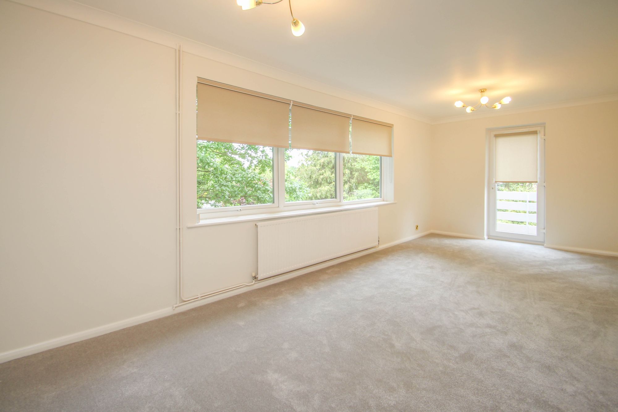 Flat Long Lodge Drive in Walton-on-Thames