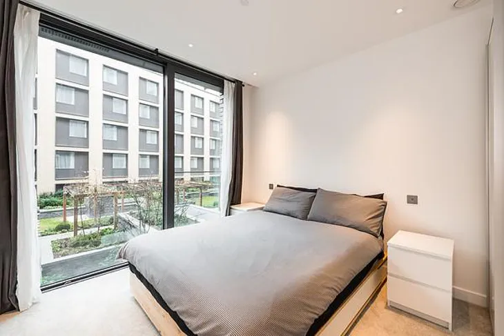 Flat Piazza Walk in Greater London