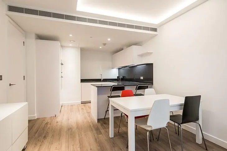 Flat Piazza Walk in Greater London