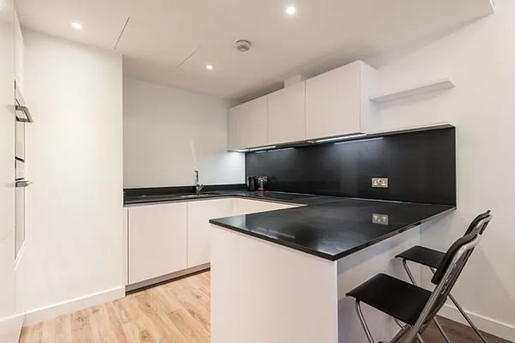 Flat Piazza Walk in Greater London