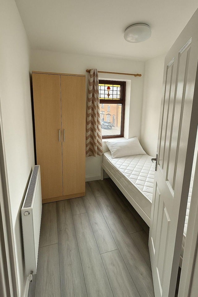 Room Alfred Road in Greater London