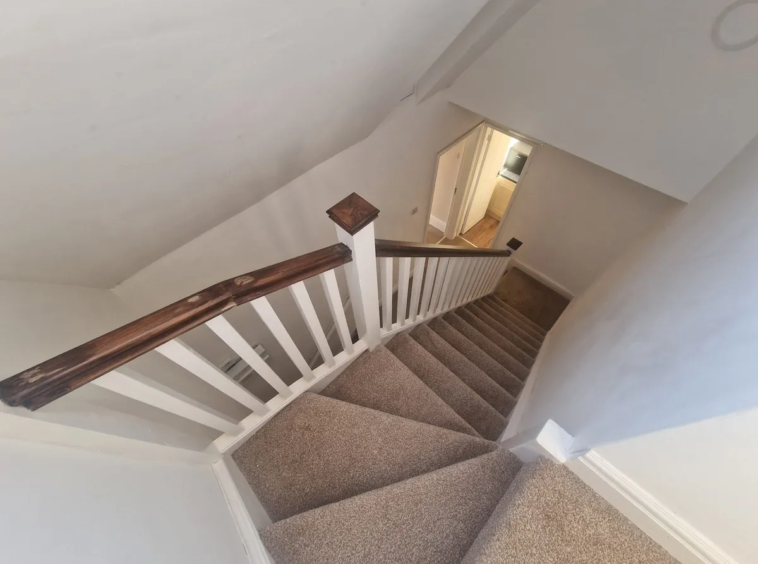 Flat Stoughton Drive North in Leicester