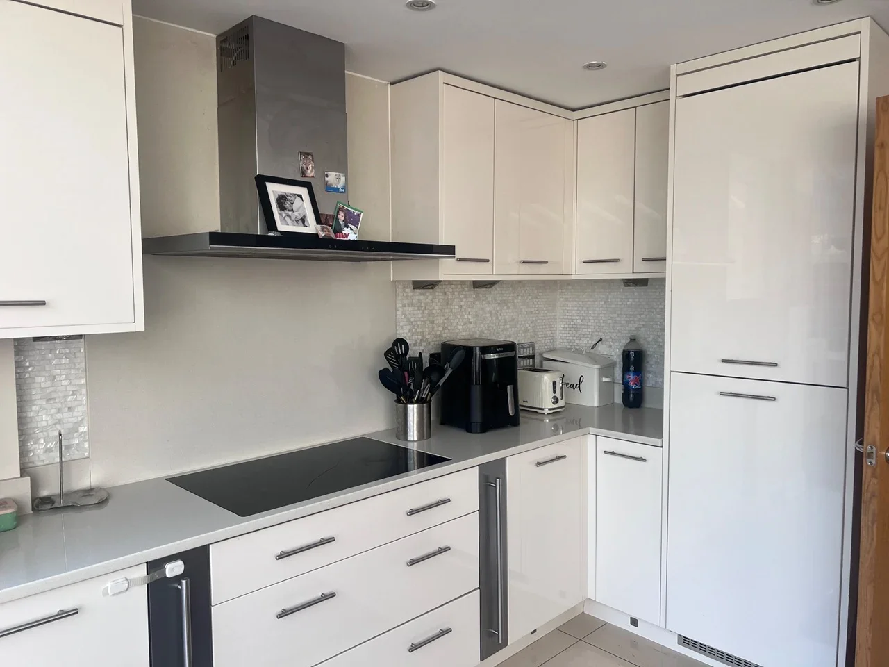 Room Flowers Avenue in Greater London