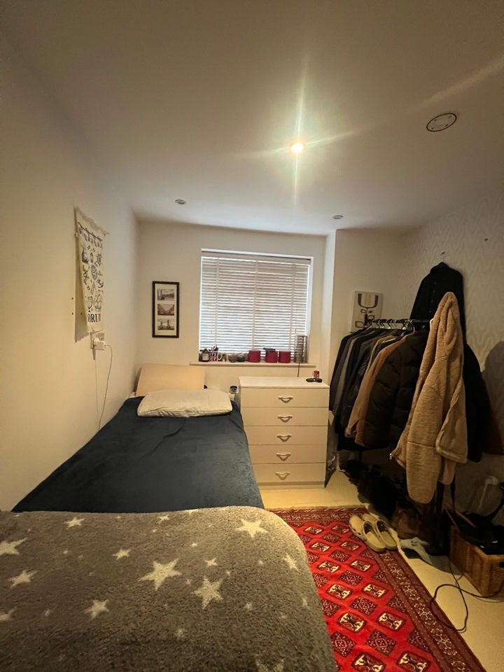 Room Flowers Avenue in Greater London