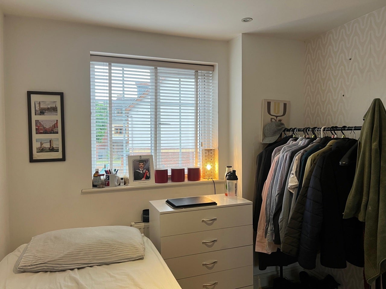 Room Flowers Avenue in Greater London