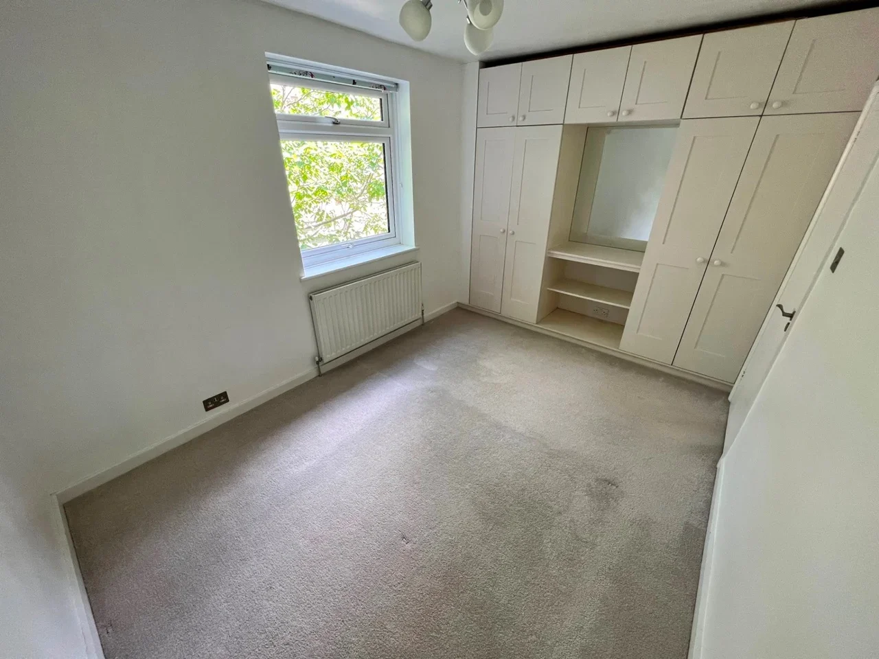 Flat Albemarle Road in Greater London