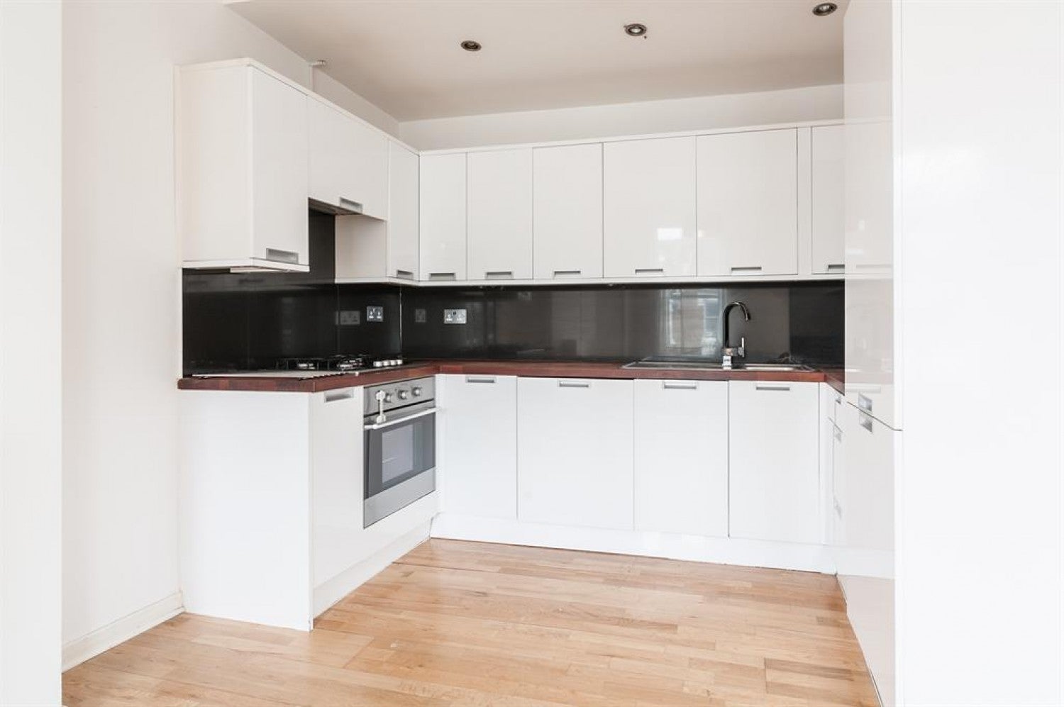 Flat Dunsmure Road in Greater London