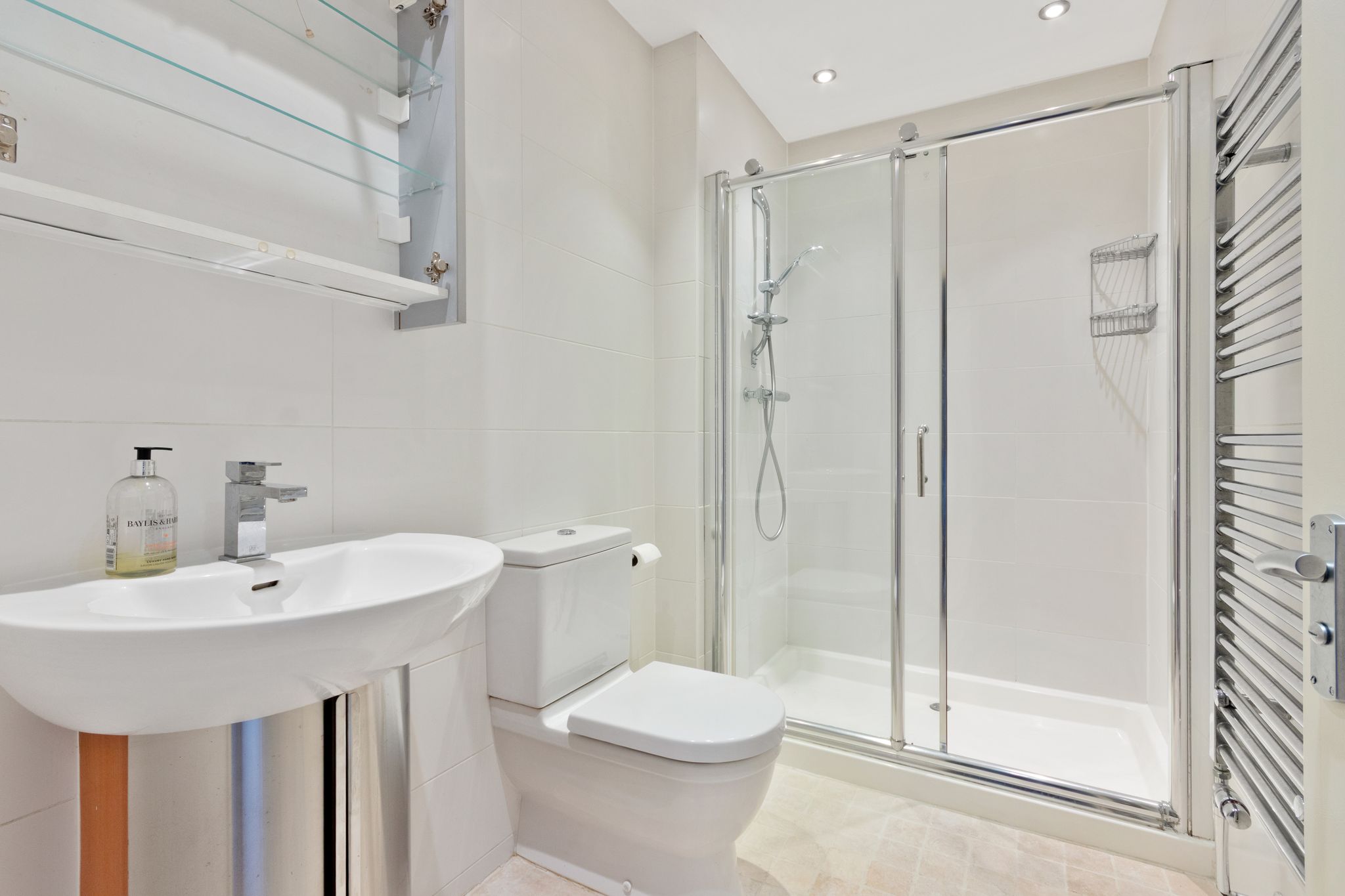 Flat Chiswick High Road in Greater London