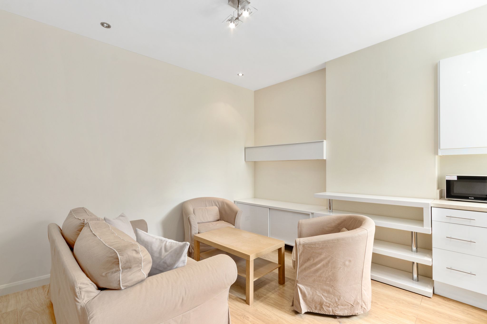 Flat Chiswick High Road in Greater London